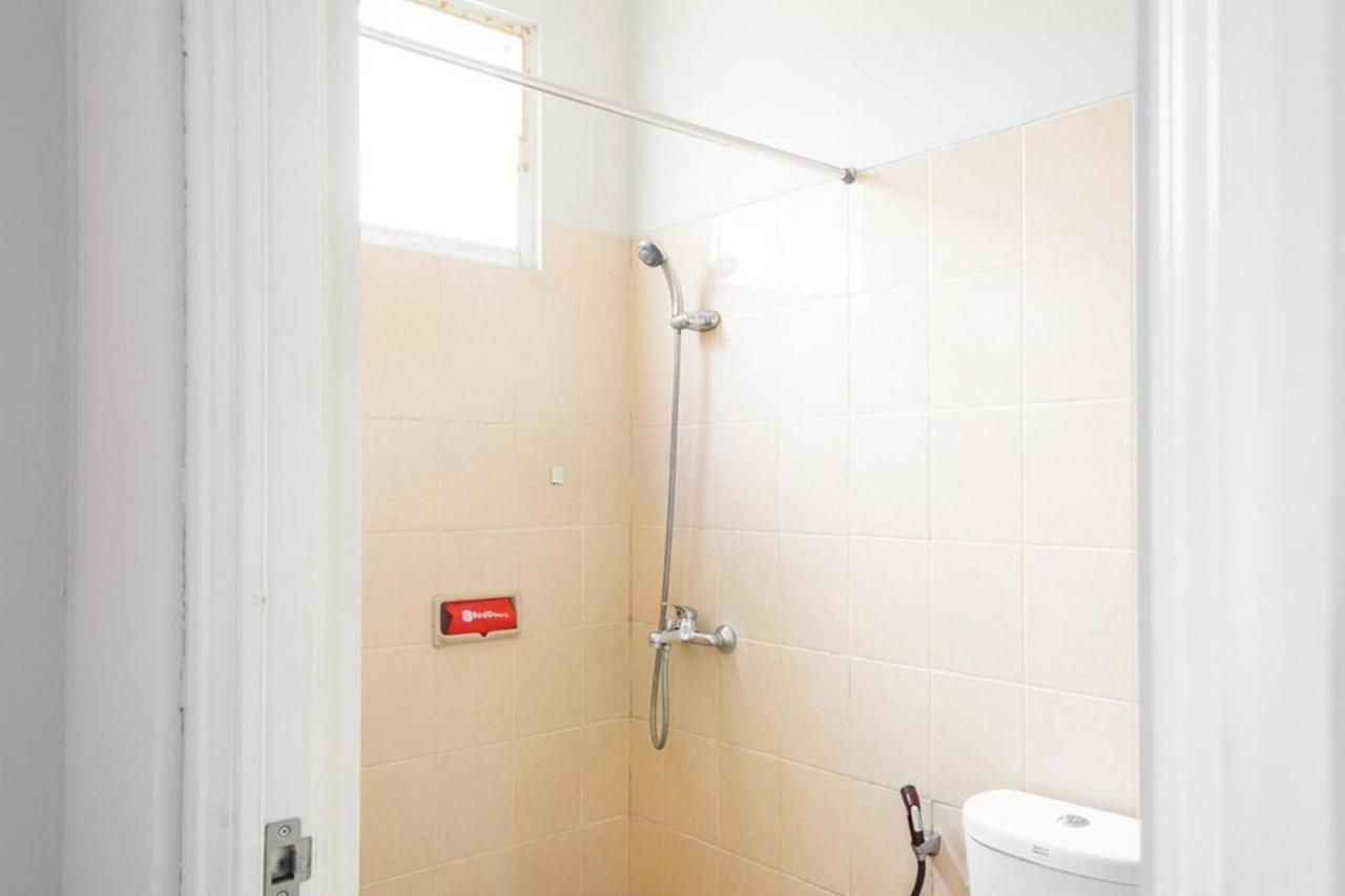 ホテル レッドドアーズ ニア シロアム カラワチ 3 タンゲラン エクステリア 写真